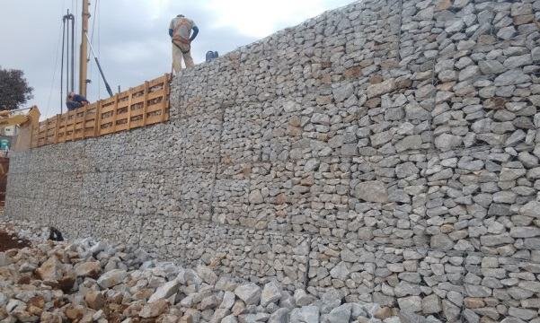 Muro de contenção com pedra Grés. #stonework #short #construction