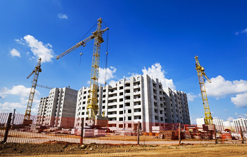 condomínio de prédios em construção em dia ensolarado